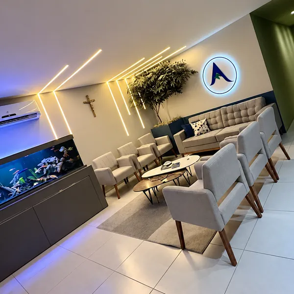 Aquário iluminado e iluminação cênica na recepção da Audaz Clínica Integrada