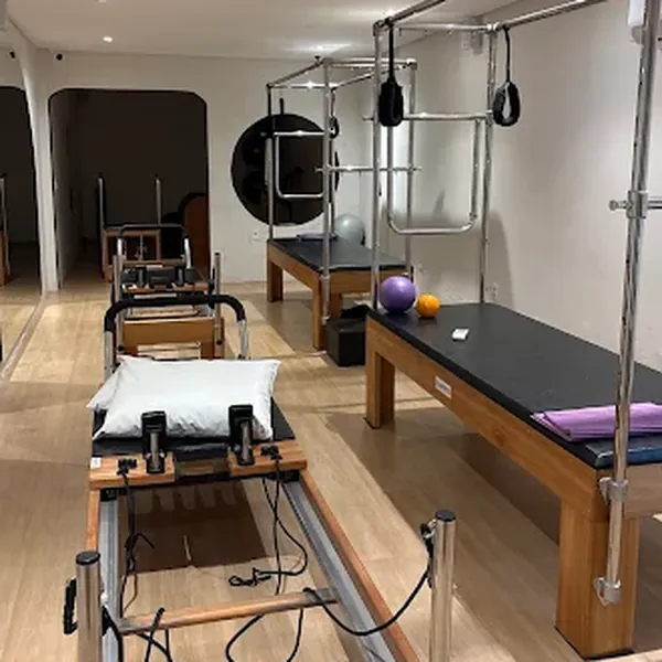 Aparelho reformer no studio de Pilates da Audaz Clínica Integrada