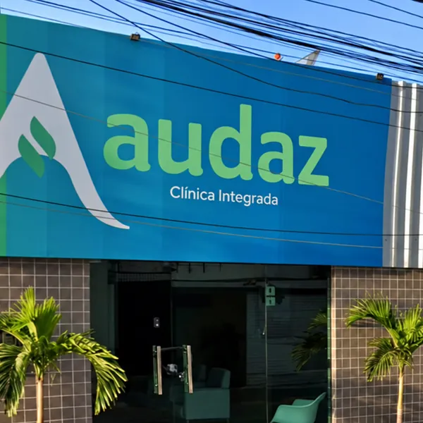 Letreiro da Audaz Clínica Integrada na fachada da clínica em Caruaru